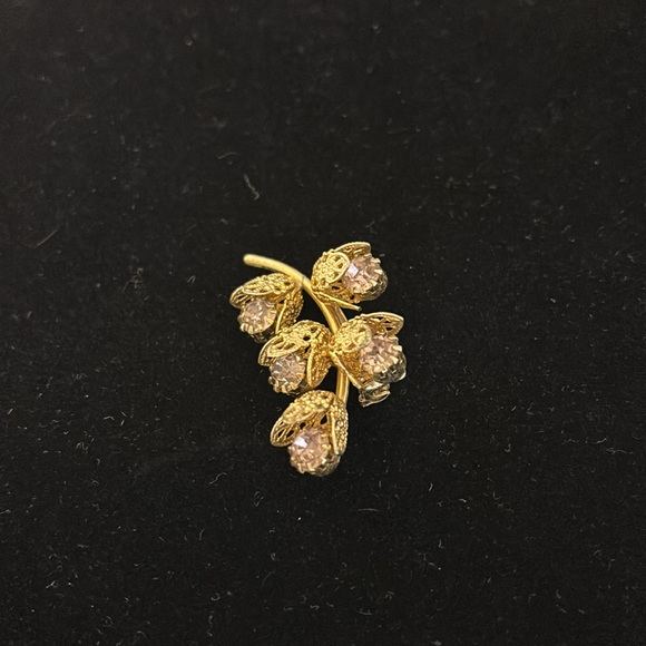 Gold Tone Floral Brooch Clip Earrings Set Rhinestone Filigree VTG Demi-Parure - Picture 5 of 12